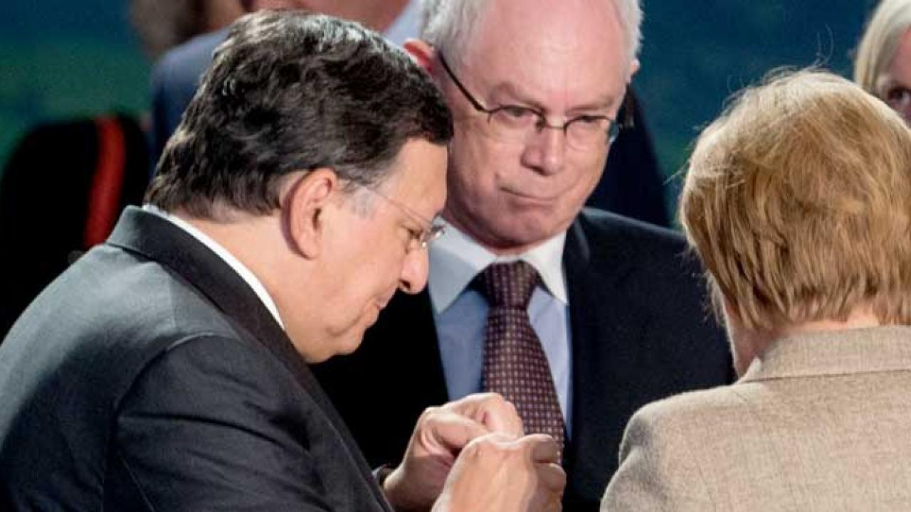 EU-kommissionens ordförande José Manuel Barroso, rådsordförande Herman van Rompuy och Tysklands regeringschef Angela Merkel i samtal 4 september 2014.