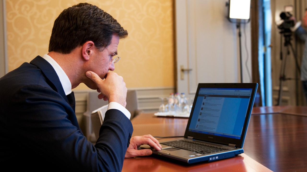 Den nederländske premiärministern Mark Rutte får hård kritik för sin tystnad om främlingsfientlig hemsida.