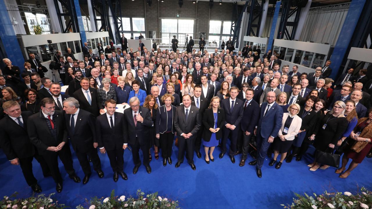 EU:s stats- och regeringschefer tillsammans med fack och arbetsgivare och andra ur det civila samhället träffades i Göteborg för att diskutera villkor på arbetsmarknaden och andra social frågor. 