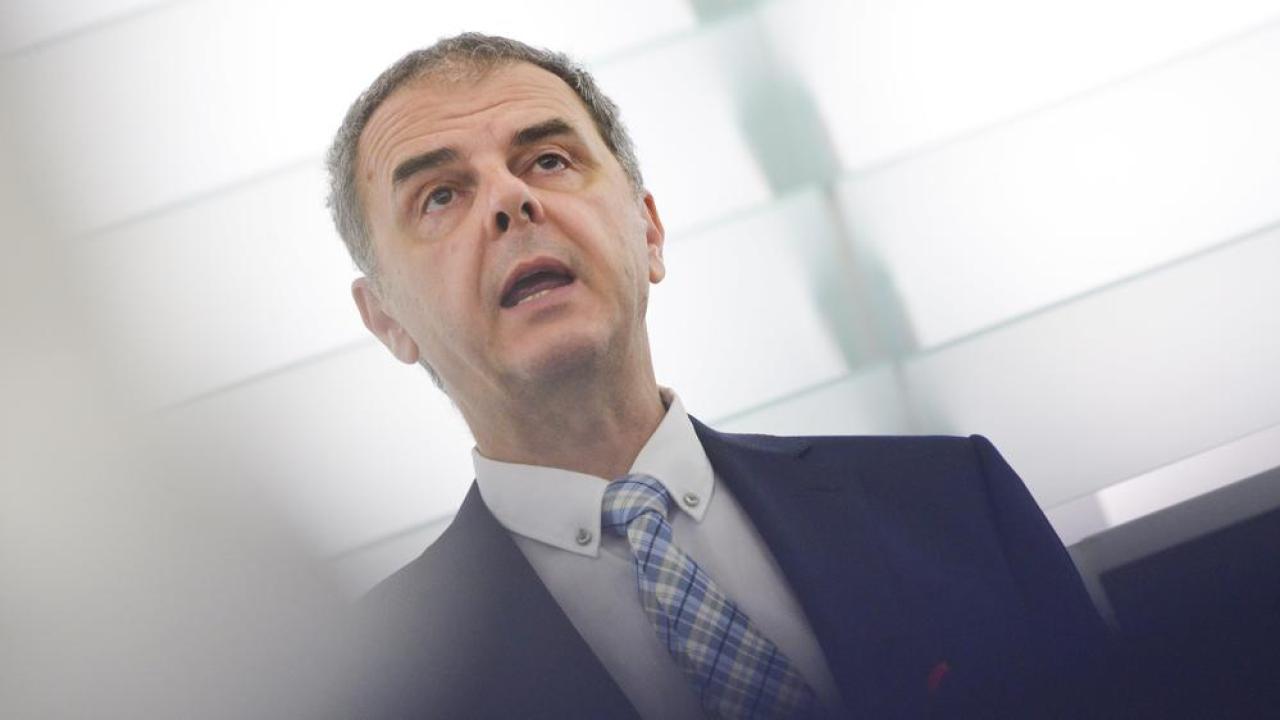 EU-parlamentariker Jasenko Selimovic har antytt att hans fd anställda ska ha fifflat med pengar. Parlamentets revisorer har dock inte hittat något fel.  