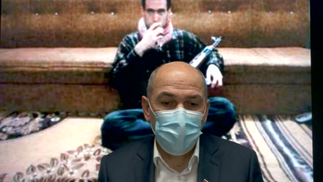 Under sin medverkan i debatten visade den slovenske premiärministern Janez Janša ett bildspel med bilder på bland annat olika demonstrationer mot honom. 