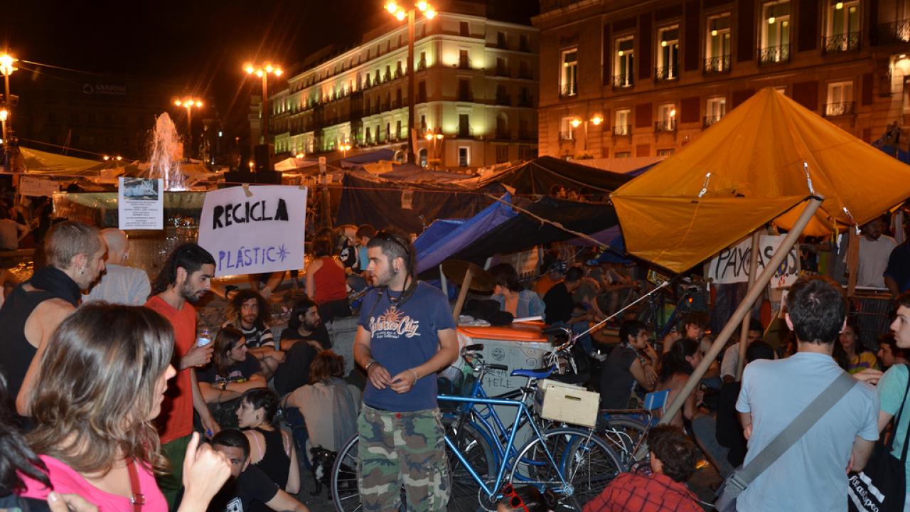 Ungdomar protesterar i Spanien. Arkivbild.