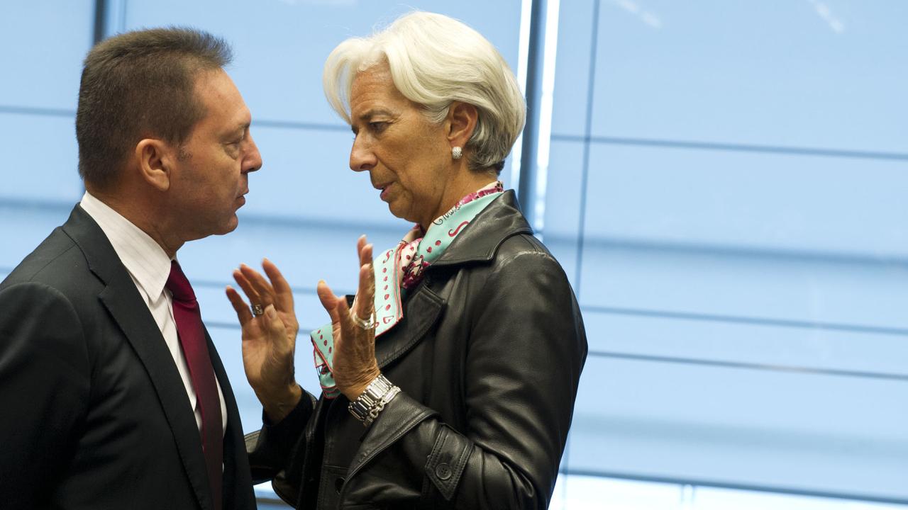 Den grekiske finansministern Yannis Stournaras diskuterar med IMF-chefen Christine Lagarde. Arkivbild.