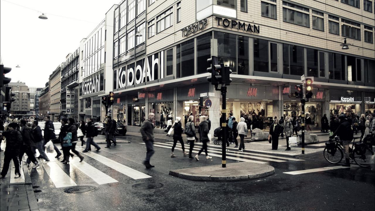 Svenskarna skiljer sig från de flesta andra länderna i sina svar på landets respektive den privata framtiden. Arkivbild.