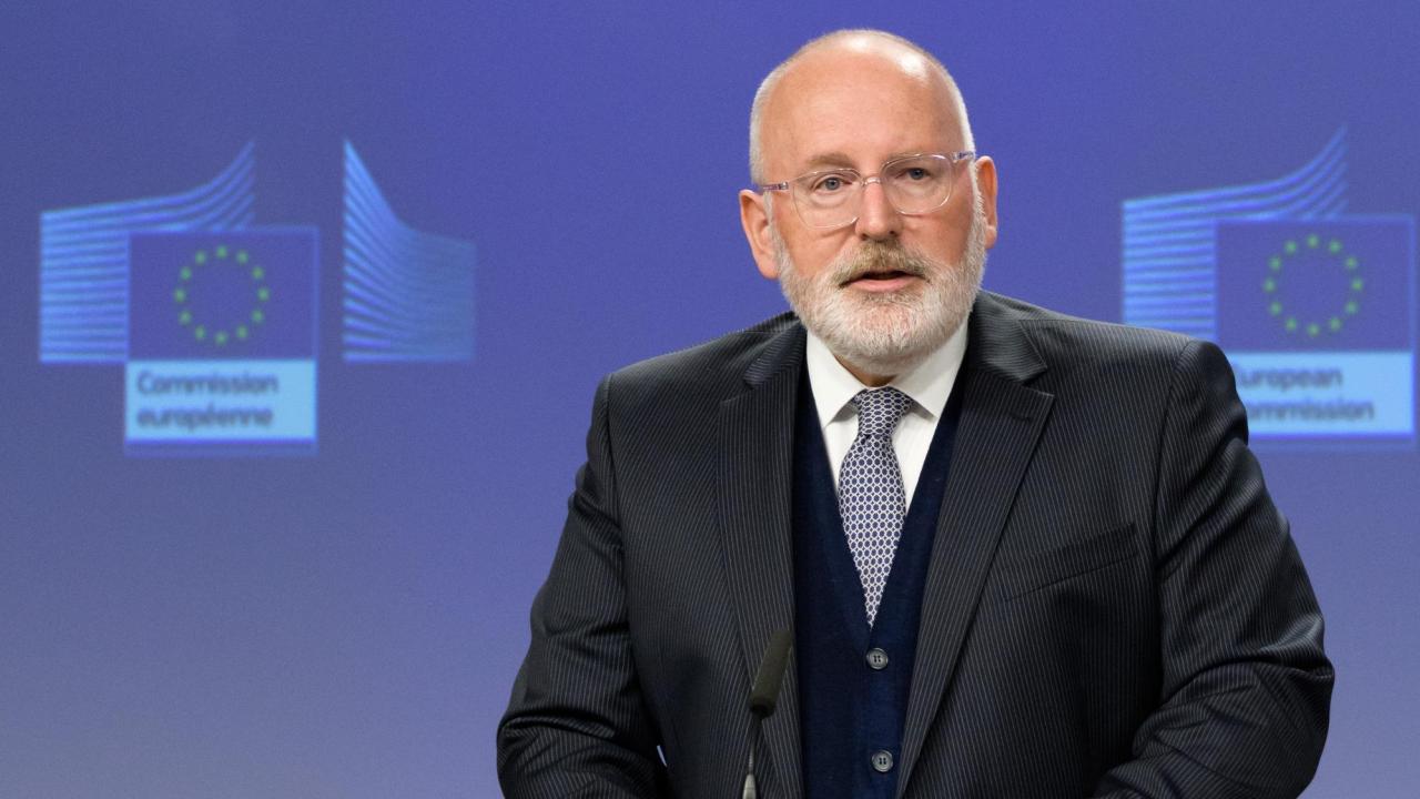 Länder som företag flyttar från ska kunna blockera flytt om det sker för att undvika skatt eller för att sänka arbetares villkor sade kommissionens vice ordförande Frans Timmermans.