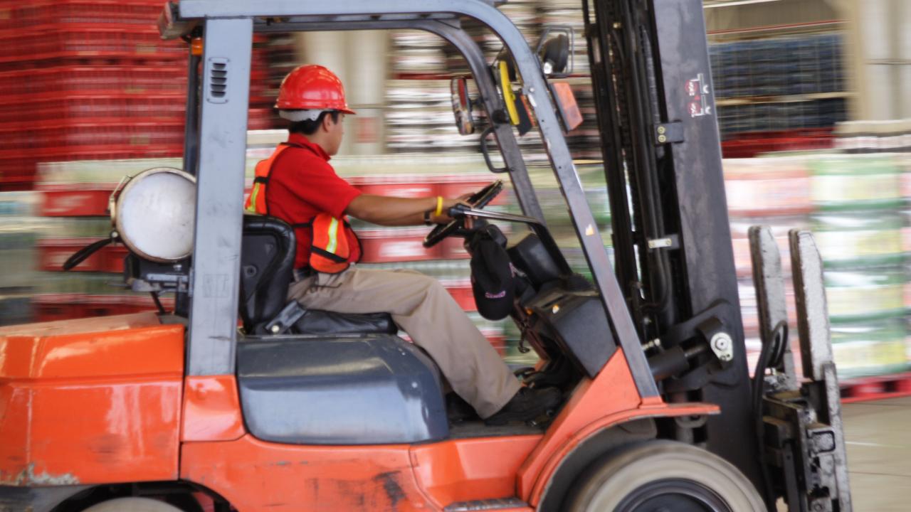 Tjänstedirektivet skönmålas i nytt betänkande, skriver Eva-Britt Svensson (V). 