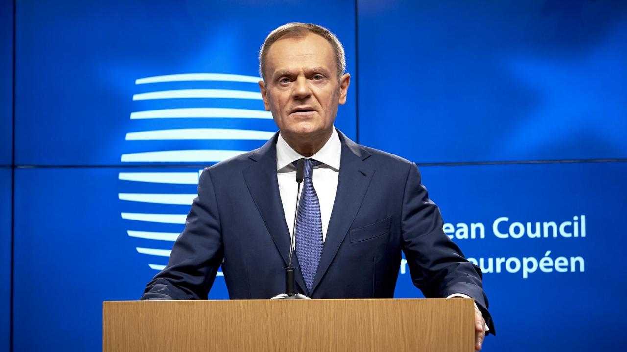 Europeiska rådets ordförande Donald Tusk öppnar upp för att skrota idén om att alla EU-länder ska ta ansvar för flyktingar. 