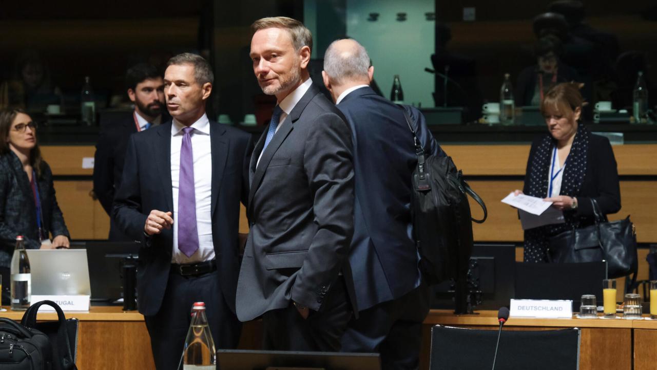 Står ensam. Tysklands finansminister Christian Lindner fick försvara sin regerings stödåtgärd när EU:s finansministrar träffades i Luxemburg på tisdagen. 