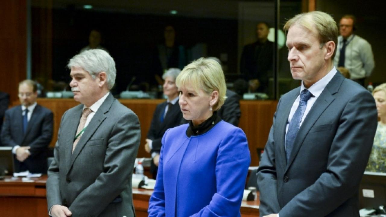 Utrikesminister Margit Wallström (S) vid en tyst minut på EU:s utrikesministermöte i Bryssel 16 november.