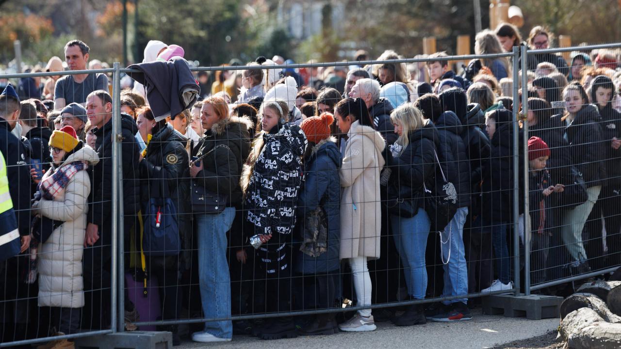 Ukrainska krigsflyktingar köar för registrering i Bryssel. Personerna på bilden har inget med artikeln att göra.
