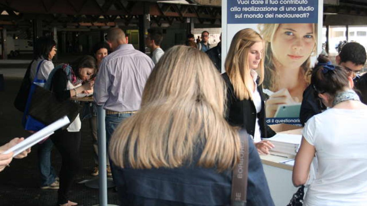 Arbetsökande. Personerna på bilden har inget med artikel att göra.