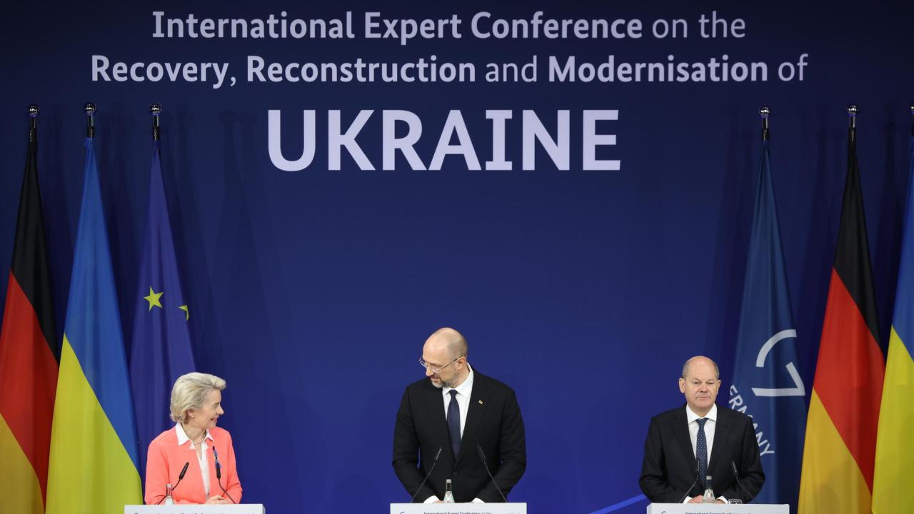 U-kommissionens ordförande Ursula von der Leyen, Ukrainas premiärminister Denys Shmyhal, och Tysklands förbundskansler Olaf Scholz på den internationella expertkonferensen i Berlin.