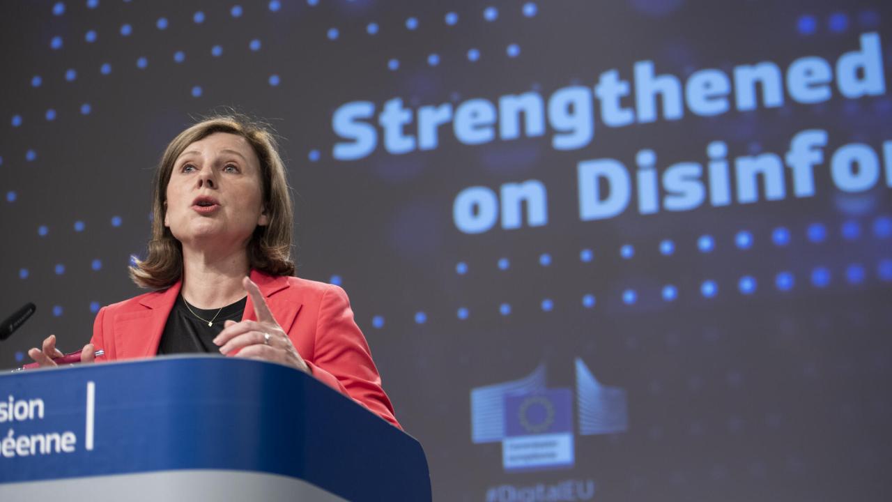 Den nya koden är en nyckelinstrument för att skapa ett säkrare och sundare onlinemiljö i hela EU, säger Vera Jourová, EU-kommissionär med ansvar för värderingar och öppenhet. 