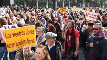 Spanjorer demonstrerar mot förslaget som begränsar aborträtten.