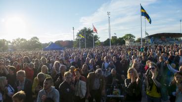 Publikhav på Almedalen. Enskilda personerna på bilden har inget med artikel att göra.