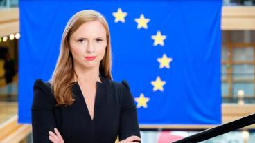 – Skarpt förslag på europeiska minimilöner väntas inom kort. Och oaktat alla garantier om att hänsyn ska tas till den nordiska lönebildningsmodellen så riskerar det innebära att Bryssel skadeskjuter den svenska partsmodellen, skriver  Sara Skyttedal (KD).