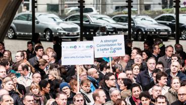 Flera hundra EU-anställda samlades utanför kommissionsbyggnade i Bryssel för att demonstrera mot försämrade villkor.