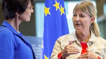 EU:s sysselsättningskommissionär Marianne Thyssen som ansvarar för paketet och EU-parlamentariker Marita Ulvskog i samtal. Arkivbild.