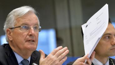 Brexitförhandlare Michel Barnier håller upp den politiska deklaration som ligger till grund för de framtida förhandlingarna om Storbritanniens relation till EU.