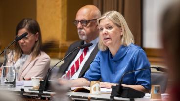 Statsminister Magdalena Andersson (S) tillsammans med EU-minister Hans Dahlgren (S) i riksdagens EU-nämnd. Arkivbild.