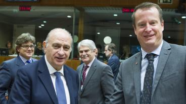 Till höger Sveriges inrikesminister Anders Ygeman tillsammans med sin spanske kollega Jorge Fernández Díaz under fredagens möte i Bryssel.