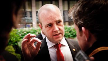 Fredrik Reinfeldt talar med journalister i Bryssel. Arkivbild.