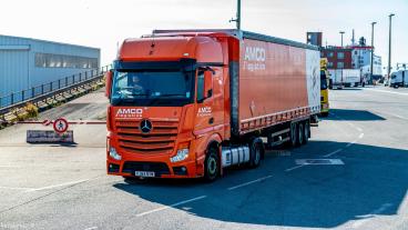 Lastbilar kan bli stående i 2.5 dagar för att deklarera sina varor med omfattande störningar i minst tre månader om Storbritannien lämnar EU utan avtal. Arkivbild.