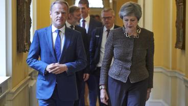 Det blir ingen omröstning om brexit imorgon. Det meddelade  premiärminister Theresa May i eftermiddags. Här tillsammans med Europeiska rådets ordförande Donald Tusk. Arkivbild.