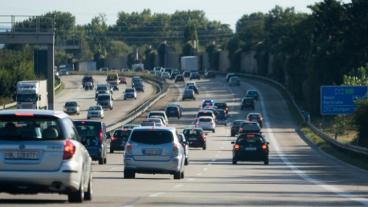 De nya reglerna tillåter dieselbilar att släppa ut dubbelt så mycket som nuvarande gränsvärden. Arkivbild.