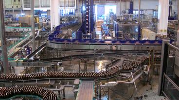 Uppgifter som anställda i livsmedels- och dryckerbranscherna är några av dem som hotas mest av automatisering enligt OECD. Arkivbild.