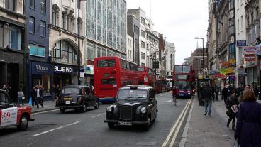 EU-medborgare får vänta på klarhet kring villkoren för att stanna i Storbritannien.