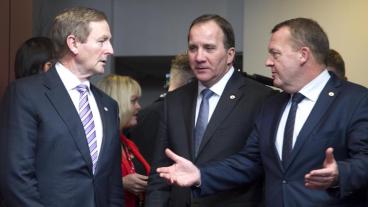 Statsminister Stefan Löfven flankerad till vänster av Irlands premiärminister Enda Kenny och till höger av Danmarks statsminister Lars Løkke Rasmussen under torsdagens EU-toppmöte.