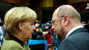 Förbundskansler Angela Merkel och SPD-ledaren Martin Schulz i samtal. Arkivbild.