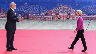 Albaniens premiärminister Edi Rasa välkomnar EU-kommissionens ordförande Ursula von der Leyen på toppmötet mellan EU och västra Balkan den 6 december. 