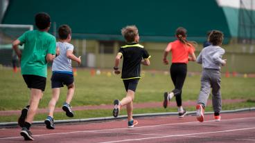 Att ha råd med utrustning för utomhusaktiviteter är ett av 17 kriterier för att avgöra om barn lever materiel fattigdom eller ej. Arkivbild.