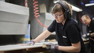 Kvinna som arbetar i möbelfabrik
