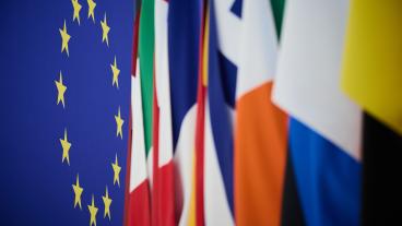 EU-flagg och medlemsländers flaggor