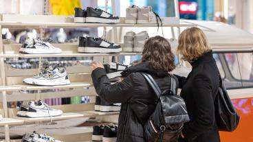 Ett nytt direktiv ska stoppa felaktig reklam om skor och andra varors miljö- och klimatpåverkan.