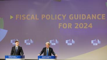 EU-kommissionärerna Valdis Dombrovskis och Paolo Gentiloni under onsdagens presskonferens.