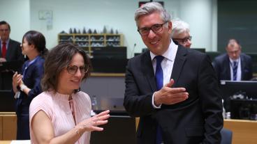 Sveriges EU-ministerJessika Roswall i samtal med Marko Štucin, statssekreterare på utrikesdepartementet i Slovenien