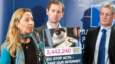 Alex Wilks i mitten lämnar över 2,5 miljoner underskrifter till EU-parlamentet. Till höger rapportören David Martin.