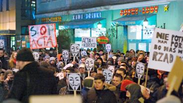 Demonstrationer mot Acta-avtalet i Polen har gett reslutat - nu backar landets premiärminister Donald Tusk från avtalet.