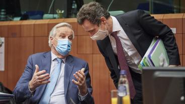 EU:s brexitförhandlare Michel Barnier i samtal med Frankrikes EU-ambassadör Philippe Léglise-Costa vid måndagsmorgonens dragning. 