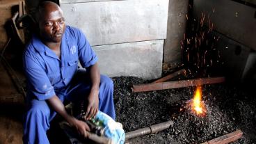 Afrikanska länders begynnande industri riskerar att slås ut i konkurrensen med europeiska industrivaror, skriver  Karin Gregow.