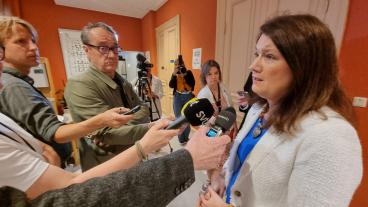 Utrikesminister Ann Linde (S) utfrågas utanför EU-nämnden i riksdagen. Arkivbild.