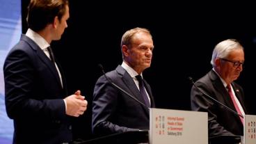 I mitten Europeiska rådets ordförande Donald Tusk.