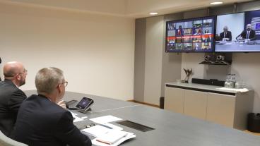 Europeiska rådets ordförande Charles Michel (till vänster) ledde tisdagens telefontoppmöte från Bryssel.