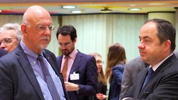 EU-minister Hans Dahlgren och Polens statssekreterare med ansvar för EU-frågor Konrad Szymański vid ett tidigare möte i EU:s ministerråd. Arkivbild.