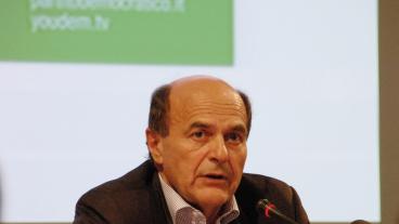 Den itlaienske soicaldemokratien Pier Lugigi Bersani sträcker ut en hand till Beppe Grillo. Arkivbild.
