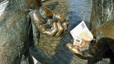 Polisen ska ha hittat motsvarande sex miljoner kronor i kontanter vid tillslagen mot de misstänkta i Qatarhärvan. Arkivbild